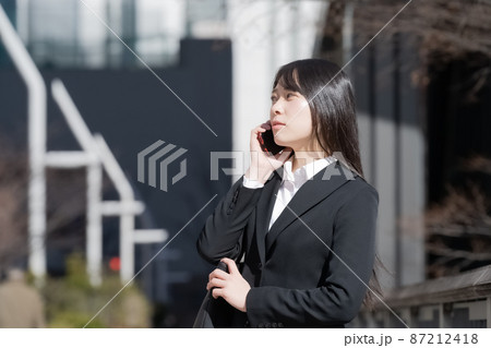 電話をする女性のビジネスイメージ 87212418