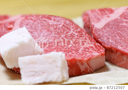 自宅での調理前のステーキ用A5ランク「黒毛和牛のヒレ肉」 自宅での調理前のステーキ用A5ランク「黒毛和牛のヒレ肉」 87212507