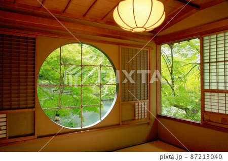 円窓と新緑のモミジ 87213040