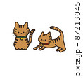 座るキジトラ猫と伸びをするキジトラ猫 87213045