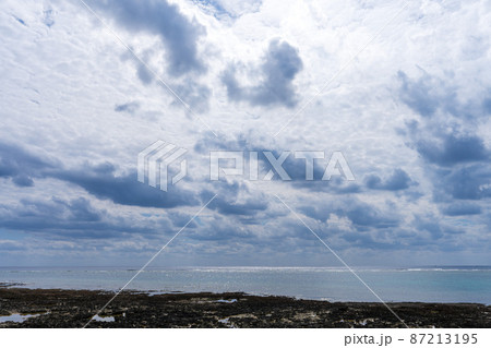 沖縄奥武島の海と空を覆う巻積雲 87213195