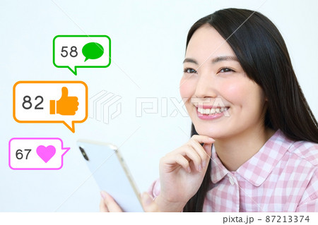 いいね!に喜ぶ女性イメージ いいね!に喜ぶ女性イメージ 87213374