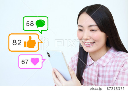 いいね!に喜ぶ女性イメージ いいね!に喜ぶ女性イメージ 87213375