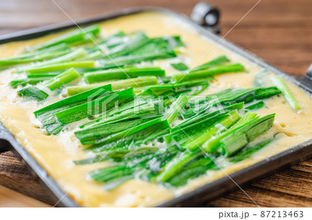 ホットサンドメーカーで作るニラ玉 ホットサンドメーカーで作るニラ玉 87213463