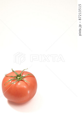 トマト_縦写真_単体_白背景 87213515