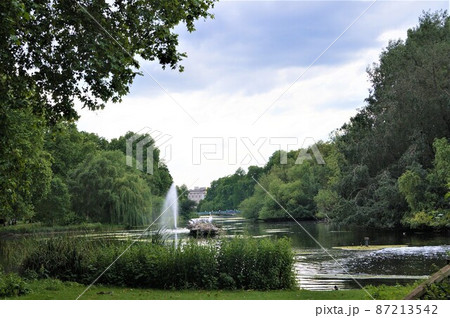 イングランド ロンドン セント ジェームスズ パーク湖の風景の写真素材