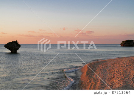沖縄 渡具知ビーチの夕暮れ 沖縄 渡具知ビーチの夕暮れ 87213564