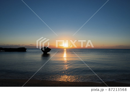 沖縄　渡具知ビーチの夕暮れ 87213568
