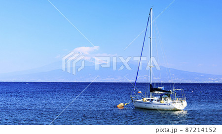 駿河湾とヨットと富士山 87214152