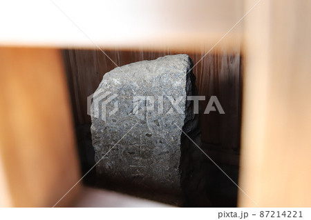 小判石と言われる球状花崗岩の石碑がある二十三夜尊、石岡市小幡 87214221