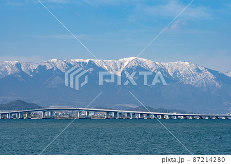 雪景色の比良山を背景にした琵琶湖大橋 雪景色の比良山を背景にした琵琶湖大橋 87214280