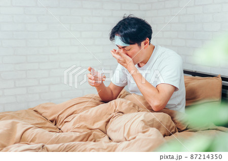 薬を飲む男性 87214350