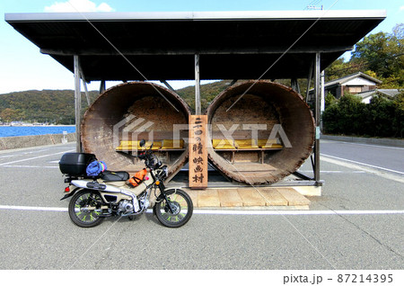 小豆島 醤油の醸造樽で作ったバス停のベンチ 小豆島 醤油の醸造樽で作ったバス停のベンチ 87214395