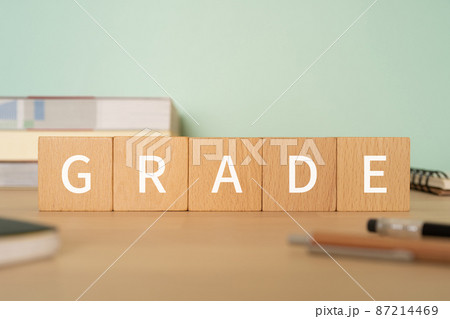 「GRADE」と書かれた積み木、参考書、ノート、ペン 「GRADE」と書かれた積み木、参考書、ノート、ペン 87214469