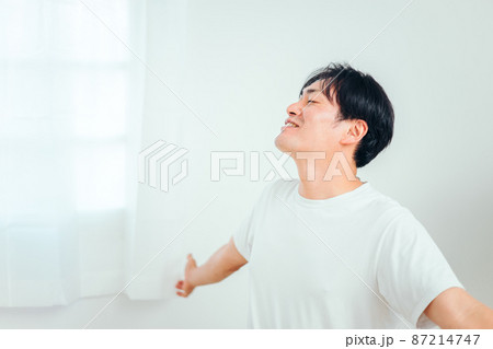 起床・深呼吸する男性 87214747