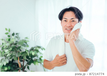 洗顔後タオルドライする男性 洗顔後タオルドライする男性 87214774