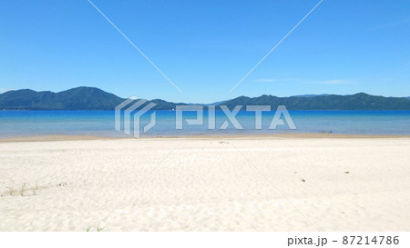 夏の休日に旅行してみたい秋田県田沢湖の透明な湖と白い砂浜と青い空 夏の休日に旅行してみたい秋田県田沢湖の透明な湖と白い砂浜と青い空 87214786