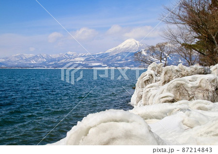 冬の猪苗代湖と磐梯山(福島県・猪苗代町) 冬の猪苗代湖と磐梯山(福島県・猪苗代町) 87214843