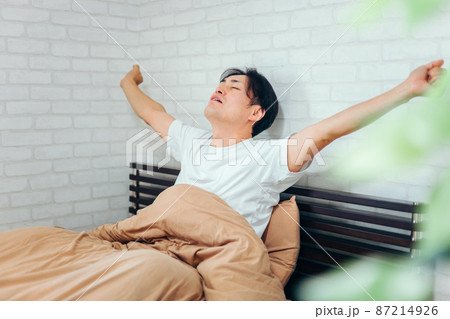 ベッドルームにいる男性（笑顔・起きる） 87214926