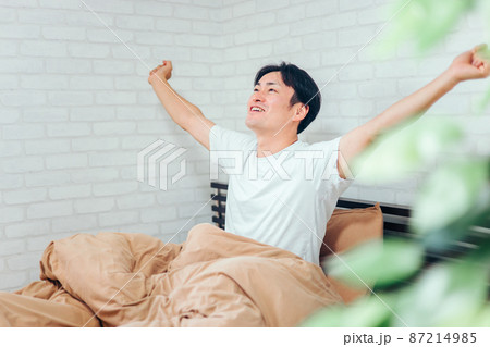 ベッドルームにいる男性(笑顔・起きる) ベッドルームにいる男性(笑顔・起きる) 87214985