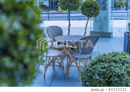 オフィス街のオープンカフェでランチ 87215232