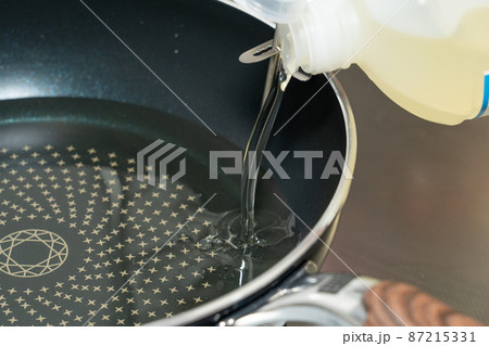 フライパンに油を注ぐ様子 フライパンに油を注ぐ様子 87215331