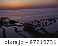 日本海の棚田に沈む夕日 87215731