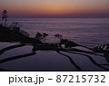 日本海の棚田に沈む夕日 87215732