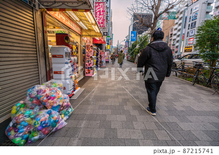 日本の東京都市景観30%超の重症病床使用率オ対応宣言要請基準に。死者急増…秋葉原は…=2月16日 日本の東京都市景観30%超の重症病床使用率オ対応宣言要請基準に。死者急増…秋葉原は…=2月16日 87215741