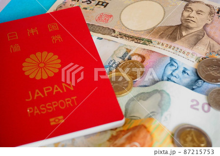パスポートと日本円、各国通貨 パスポートと日本円、各国通貨 87215753