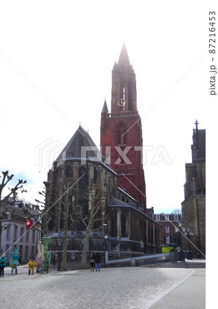 東側から見る赤い教会 87216453