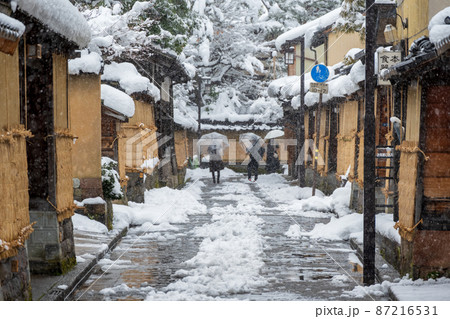 長町武家屋敷跡　土塀　こも掛けの雪景色　金沢 87216531