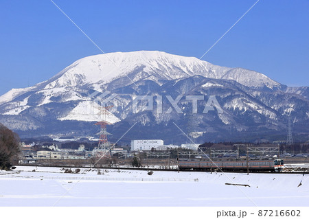 伊吹山と東海道線311系普通列車 87216602