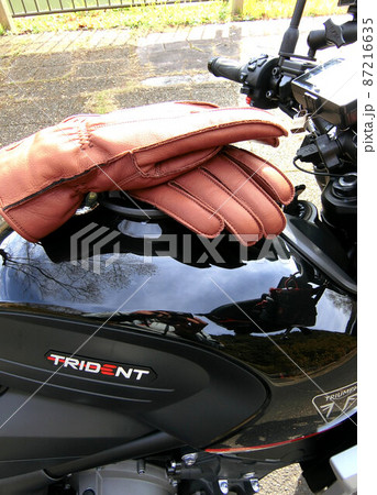 イギリスのネオクラバイクと革グローブ 87216635