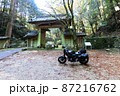 奈良県の談山神社 東大門の前でバイクと共に 87216762