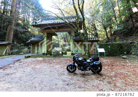 奈良県の談山神社 東大門の前でバイクと共に 87216762