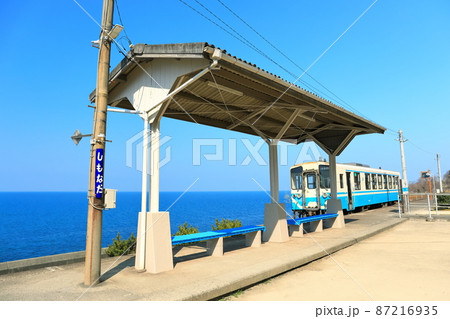 【愛媛県】晴天下の下灘駅（日本一海に近い駅）と列車 87216935