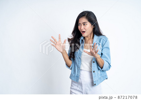 Young woman refusing with both palms gesture side a copyspace 87217078