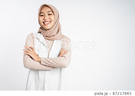 muslim woman stand with crossed hands on isolated background 87217665