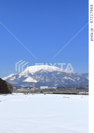 伊吹山と東海道線311系普通列車 87217668
