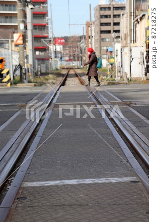 とある日の踏切を渡って目的地に向かう人 とある日の踏切を渡って目的地に向かう人 87218275