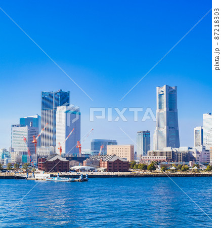 横浜　赤レンガ倉庫とみなとみらい　縦構図 87218303