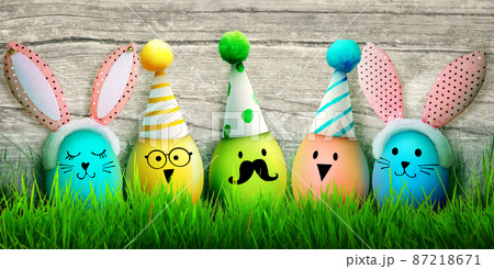 Easter background with colorful easter eggs on wooden background. 87218671