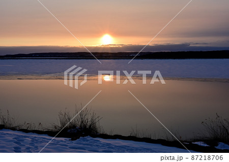 シラルトロ湖の夕陽 87218706