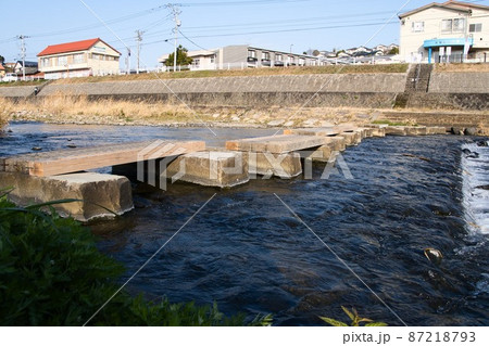 諫早市のシンボルの本明川と飛び石のある風景 諫早市のシンボルの本明川と飛び石のある風景 87218793