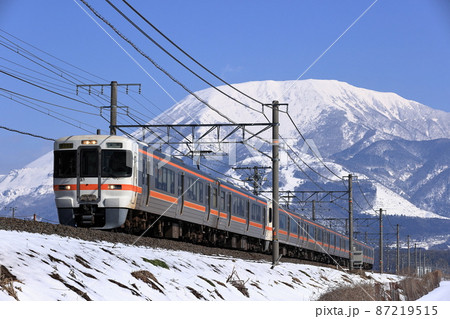 伊吹山と東海道線313系普通列車 87219515