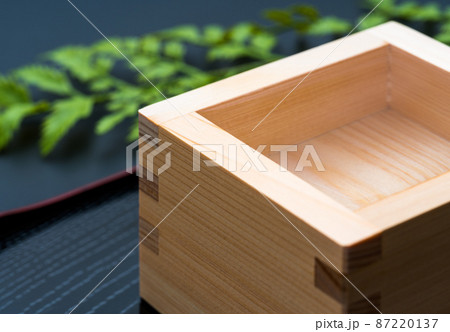お盆の上にのっている枡酒。枡 87220137