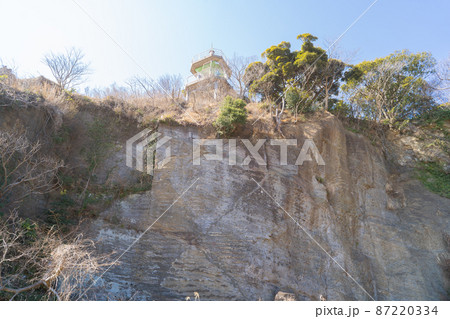 鷹取山の山頂の崖（鷹取山公園） 87220334