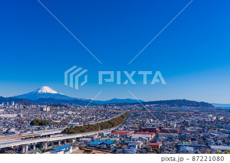(静岡県)静岡市を走る東名高速道路 富士山遠望 (静岡県)静岡市を走る東名高速道路 富士山遠望 87221080