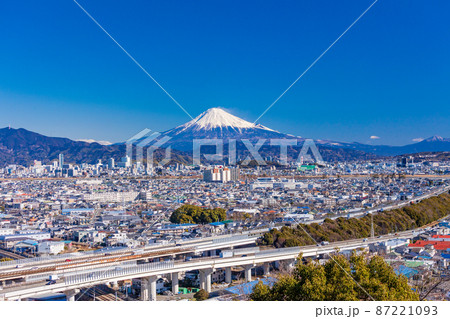 (静岡県)静岡市を走る東名高速道路 富士山遠望 (静岡県)静岡市を走る東名高速道路 富士山遠望 87221093